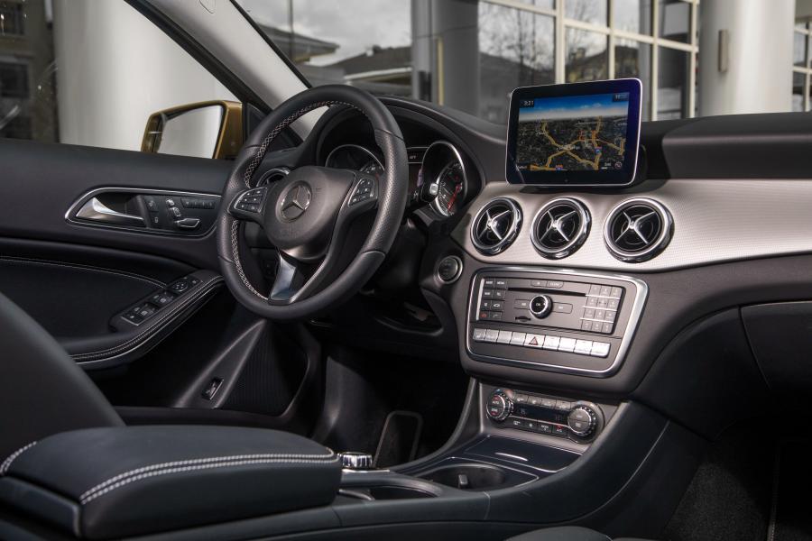 Интерьер Mercedes-Benz GLA250 4Matic (X156) 2017 года  (NA) (фото 25 из 28)